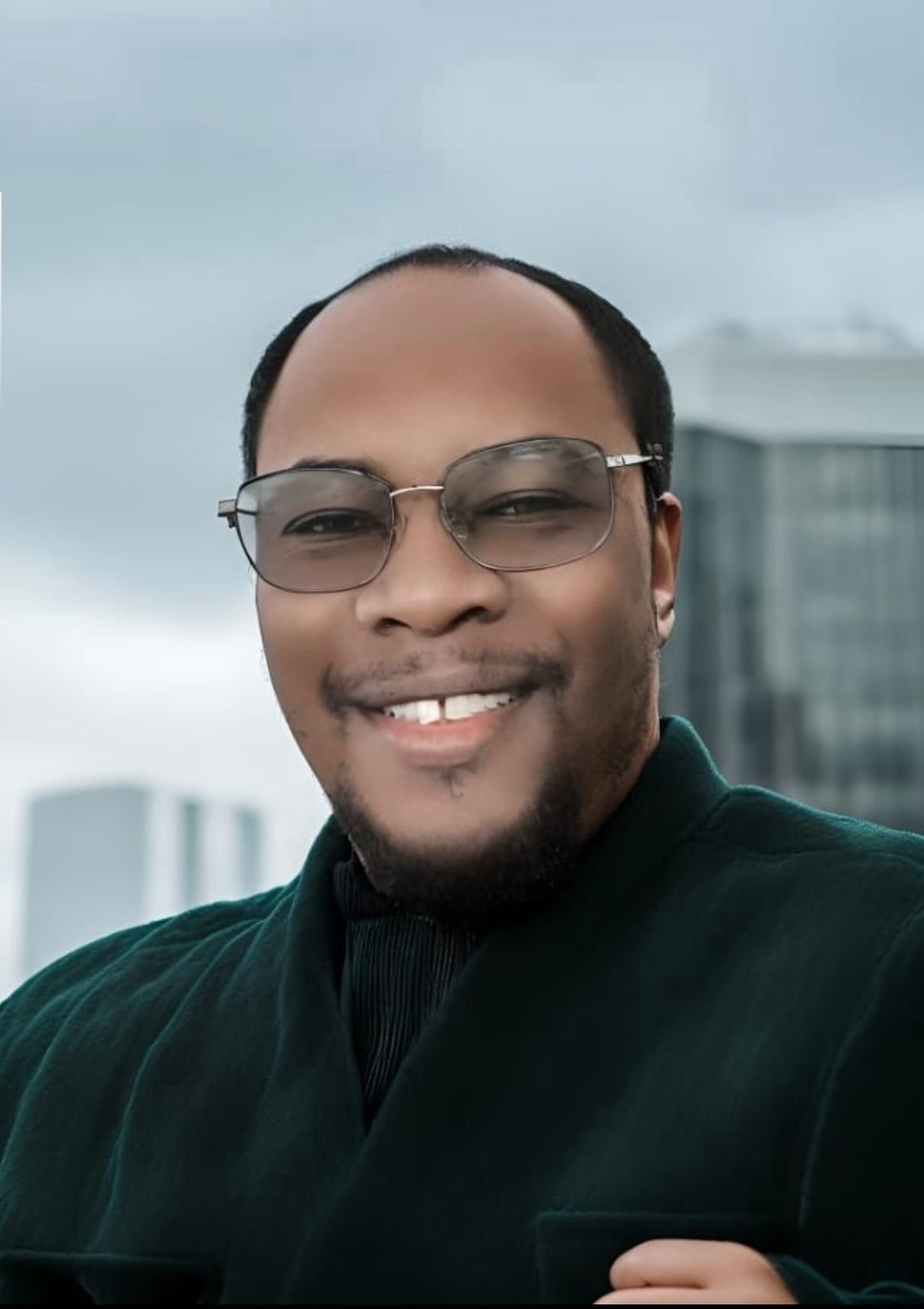 Pierre Richard Osias souriant, vêtu d’un manteau sombre